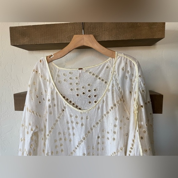 Free People|Boho blouse “Dot to dot eyelet top with split bell sleeves•Oversized - Picture 3 of 14